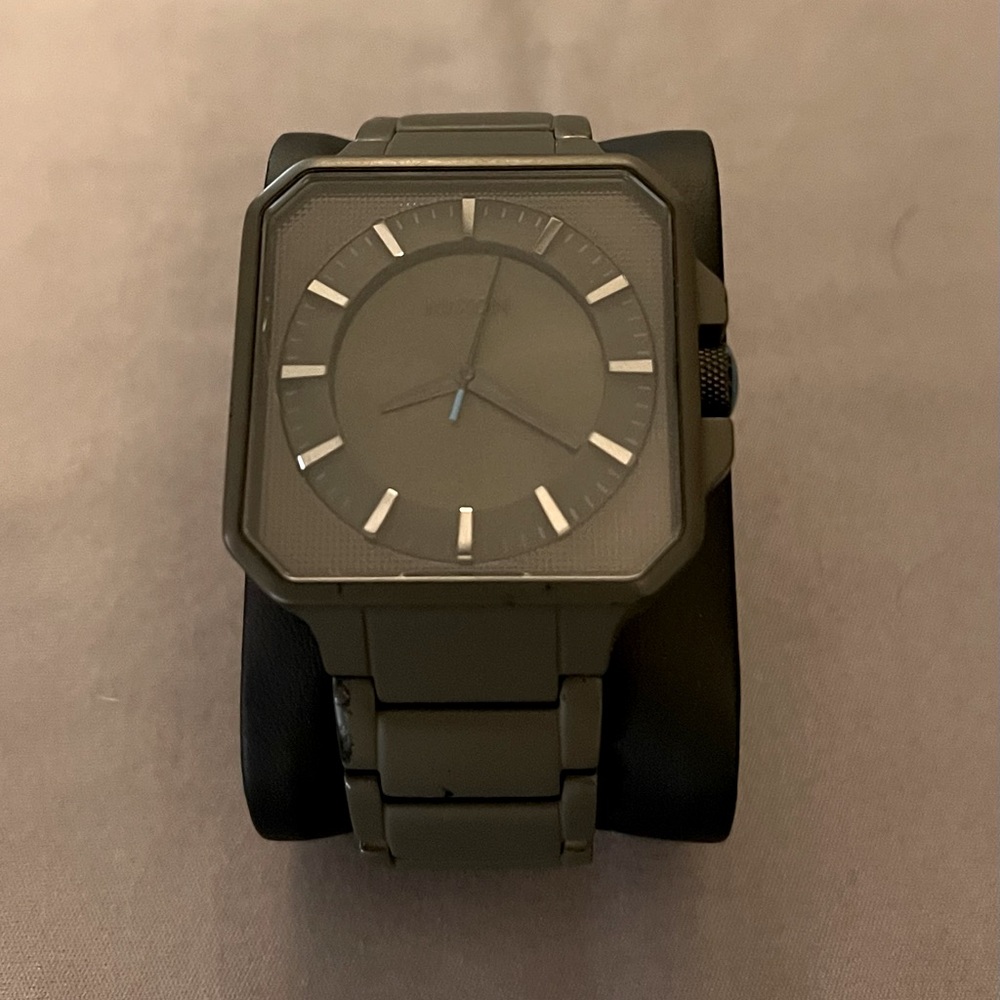 Nixon The Platform color: rare gunship (pre owned)      square case : 46mm
